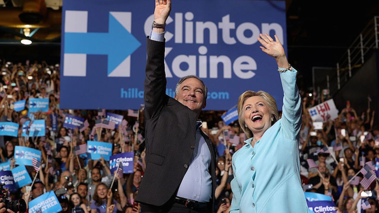 Hillary Clinton, virtual candidata presidencial demócrata, presentó oficialmente a Tim Kaine, senador Por Virginia, como su compañero en la fórmula presidencial.