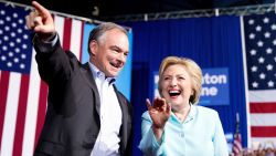 Hillary Clinton, virtual candidata presidencial demócrata, presentó oficialmente a Tim Kaine, senador Por Virginia, como su compañero en la fórmula presidencial.