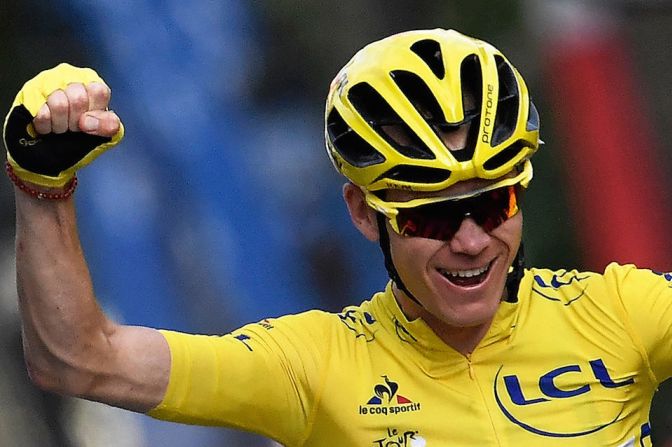 El británico Christopher Froome, indiscutible soberano del Tour de Francia, festeja su tercera victoria en la carrera francesa.