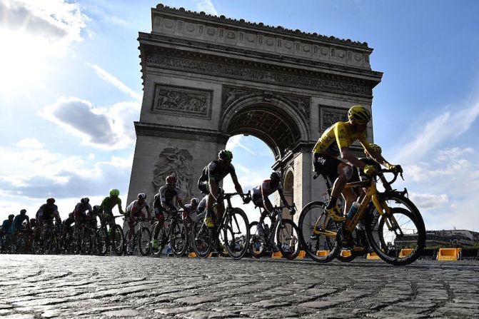 El Arco del Triunfo ve pasar al pelotón del Tour de Francia. Chris Froome, fácilmente distinguible con el jersey amarillo.