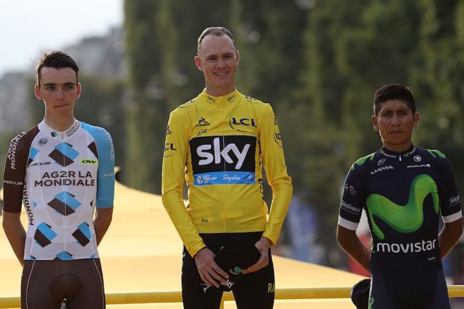 Al centro, el soberano del Tour de Francia, Chris Froome. A la izquierda, el francés Romain Bardet, segundo lugar de la competencia, y a la derecha el colombiano Nairo Quintana, del equipo Movistar, quien quedó tercero.