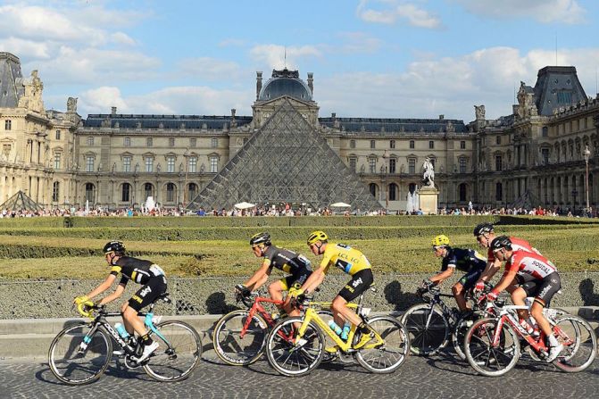 El famosa explanada del Museo de Louvre, una de las más reconocibles postales parisinas, durante la etapa final del Tour de Francia.