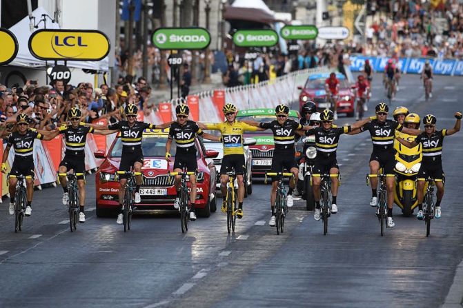 El equipo Sky, fundido en un abrazo, rueda sobre la avenida de los Campos Elíseos de París, en la etapa final del Tour de Francia. El de amarillo es su gran estrella, Chris Froome.