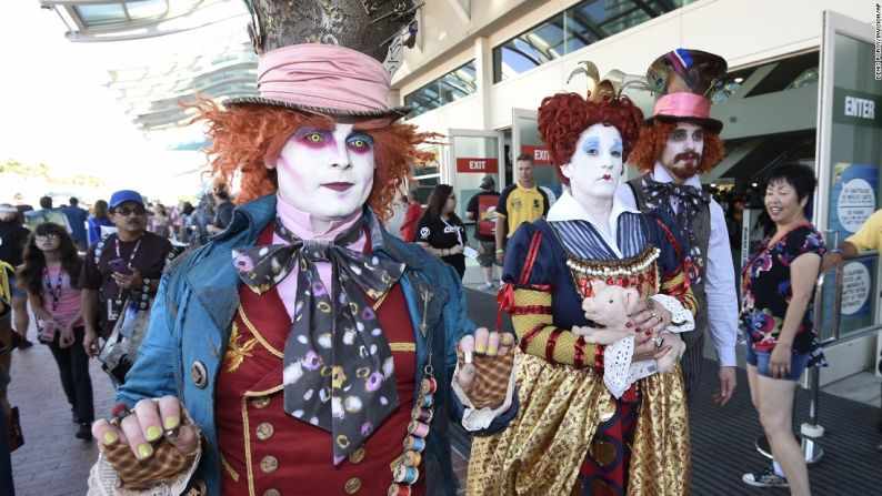 Miembros de la Liga de los Hatters caminan frente al centro de convenciones.