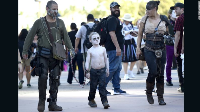 Una familia de fanáticos de Mad Max: David LeBeau vestido comoMad Max, a la izquierda; Liam LeBeau como Nux, y Riana LeBeau como Furiosa.