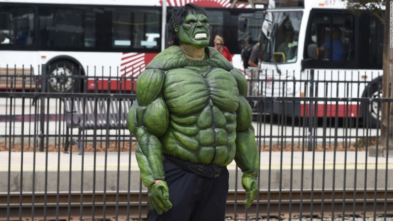 Todd Christian, vestido como el Increíble Hulk, espera su transporte en San Diego, California.