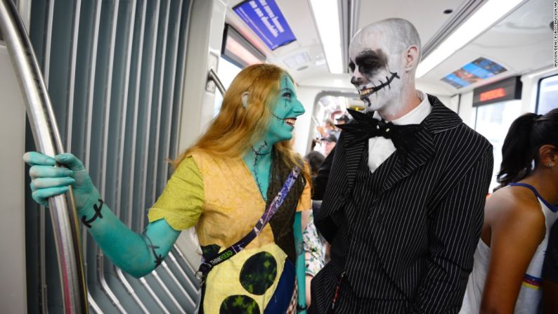 Kathy Green y David McClow, vestidos como los protagonistas de la película de Tim Burton, “El extraño mundo de Jack”, mientras se dirigen al centro de convenciones.