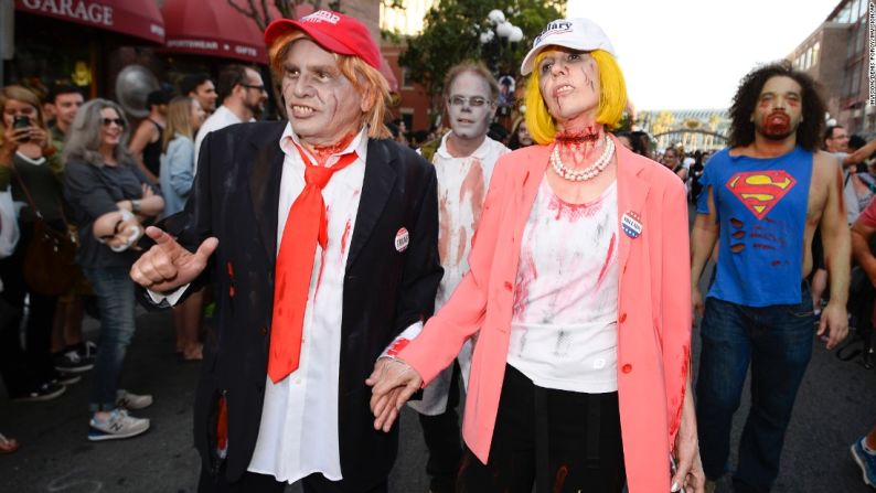 Este par de esposos —Dave Hester y Donna Hester— se disfrazaron de Donald Trump y Hillary Clinton zombies durante el Comic-Con 2016, una convención organizada en San Diego, California, que reunió a los fanáticos de los cómics y películas de ciencia ficción el pasado 23 de julio. A continuación los mejores disfraces que se vieron en esta convención.