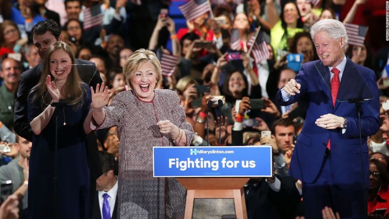 En abril de 2016 Clinton y su familia suben al escenario luego de ganar la elección primaria en Nueva York.