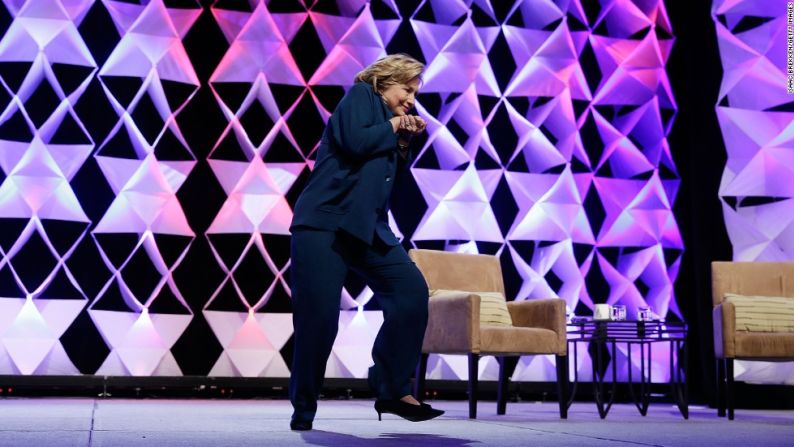 Hillary Clinton se aleja del escenario luego de que una mujer le lanzara un zapato mientras daba una conferencia en Las Vegas en 2014.