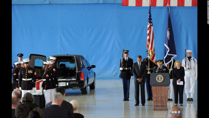 El presidente Barack Obama y la secretaria de Estado Hillary Clinton se inclinan durante una ceremonia de transferencia de los restos de cuatro ciudadanos estadounidenses, incluido el embajador de Estados Unidos en Libia, Christopher Stevens, quienes murieron en Benghazi en septiembre de 2012.