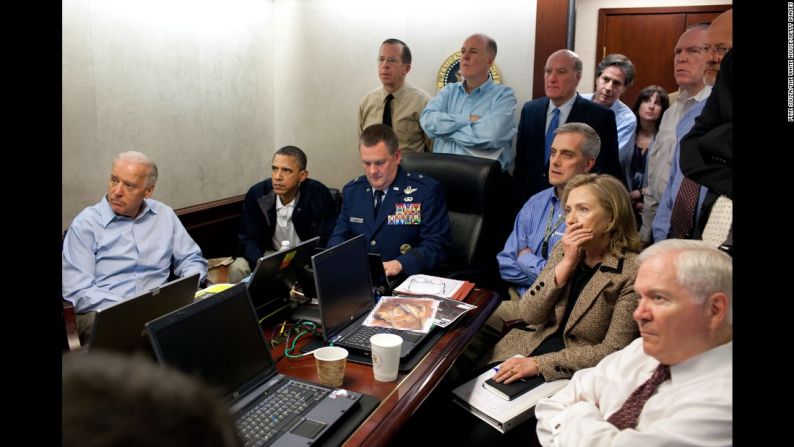 En esta fotografía dada a conocer por la Casa Blanca, Obama, Clinton, Biden y otros miembros del equipo de seguridad nacional reciben actualizaciones sobre la misión para dar con el paradero de Osama Bin Laden en mayo de 2011.