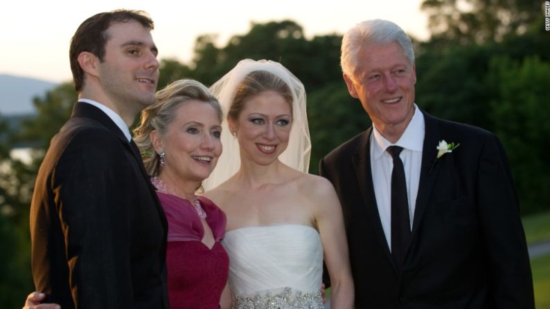 En julio de 2010 Bill y Hillary Clinton posan junto a su hija Chelsea el día de su boda con Marc Mezvinsky.