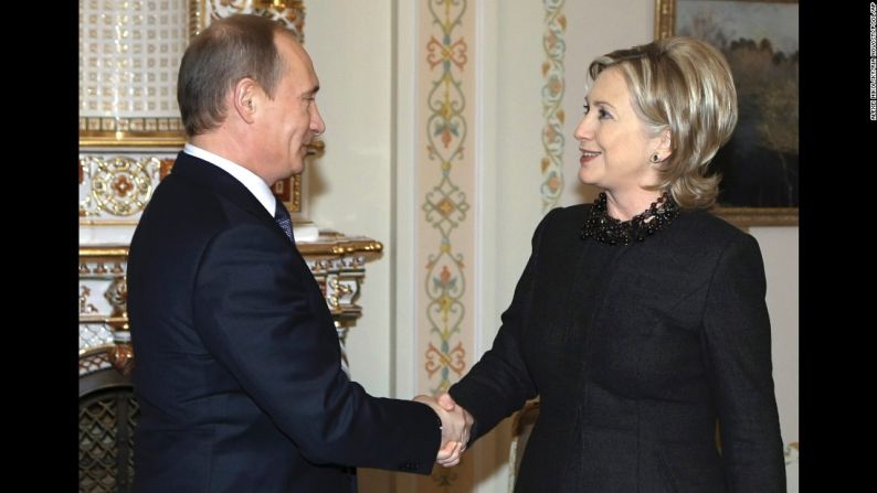 Como secretaria de Estado, Clinton se reunió con el entonces primer ministro ruso Vladimir Putin durante una reunión a las afueras de Moscú en marzo de 2010.