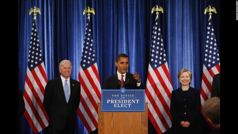 En enero de 2009 Barack Obama —en la foto junto al vicepresidente Joe Biden— la nombra como la secretaria de Estado de Estados Unidos.