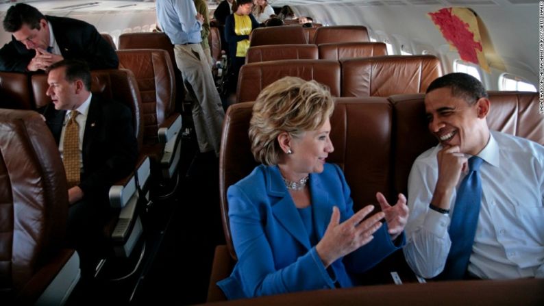 En junio de 2008 Clinton había renunciado a la carrera presidencial. En esta fotografía aparece hablando con Barack Obama días después de retirarse de la campaña y anunciar su apoyo a Obama.