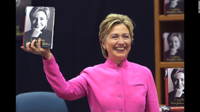 En junio de 2003 Clinton lanza su autobiografía “Living History”. El libro vendió más de 200.000 copias en los primeros días de su lanzamiento.