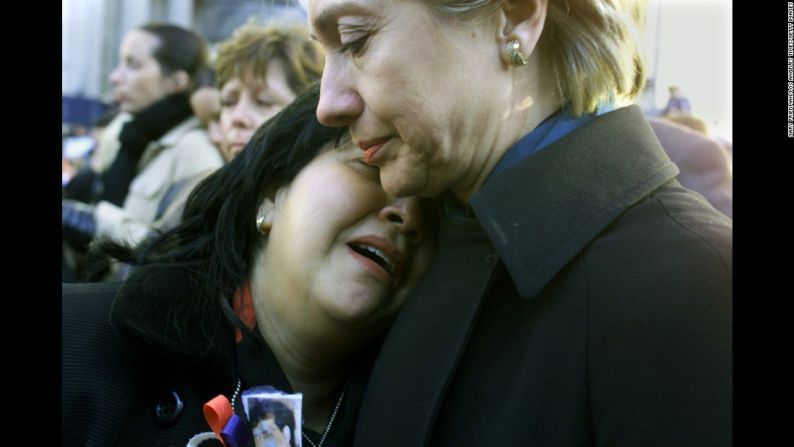 La senadora Clinton consuela a Maren Sarkarat, una mujer que perdió a su esposo en los ataques terroristas del 11 de septiembre, en un evento en la Zona Cero en octubre de 2001.