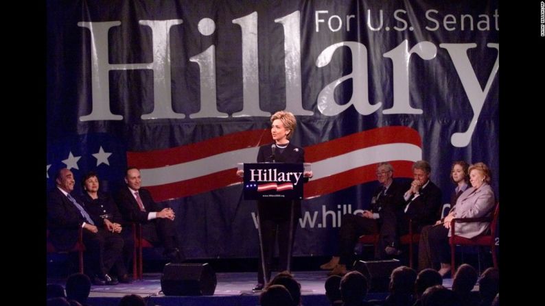 En el 2000 Clinton anunció que se postularía para el Senado por el estado de Nueva York. Fue elegida ese año.