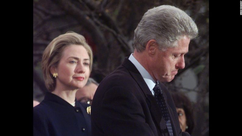 Hillary Clinton acompaña a su esposo a hacer una declaración en la Casa Blanca en diciembre de 1998 agradeciéndole a los miembros del Congreso haber votado contra el la acusación. El juicio en el Senado terminó con una absolución en febrero de 1999.