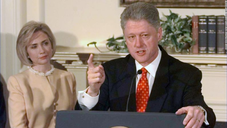 Hillary Clinton miraba a su esposo discutir el escándalo de Mónica Lewinsky en el Salón Roosevelt de la Casa Blanca en enero 26 de 1998. “No tuve relaciones sexuales con esa mujer”, dijo el presidente Clinton. En agosto de ese año el mandatario admitió ante un gran jurado haber tenido “contacto íntimo inapropiado” con Lewinsky, pero dijo que no se trató de una relación sexual. Fue acusado en diciembre de ese año de los cargo de perjurio y obstrucción a la justicia.