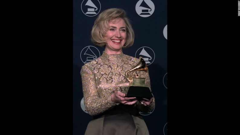 La primera dama recibió un premio Grammy en 1997 por su audio libro “It Takes a Village”.