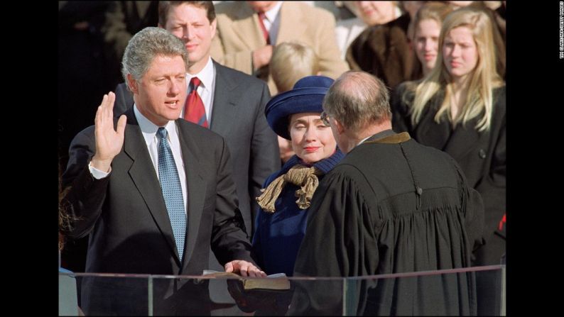 En enero de 1993 Hillary Clinton —nueva primera dama— acompañó a su esposo Bill Clinton a posesionarse en el cargo de presidente de Estados Unidos.