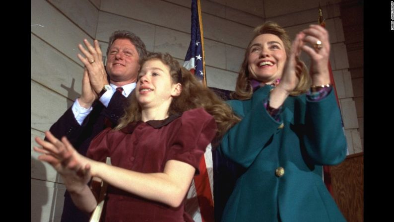 La familia Clinton celebra la posesión como gobernador de Bill Clinton en 1991. El entonces gobernador había perdido las elecciones en 1980 y volvió al cargo en 1982. Fue reelegido en el cargo en 1984, 1986 y en 1990. En 1992 fue elegido como presidente de Estados Unidos.