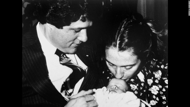 En 1975, Rodham se casó con Bill Clinton a quien conoció en la Escuela de Leyes de Yale. Él se convirtió en gobernador del estado de Arkansas en 1978. En 1980 la pareja tuvo una hija: Chelsea.