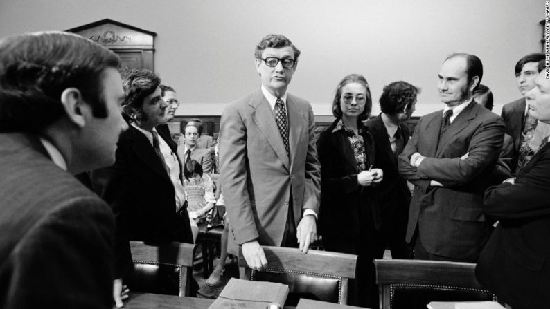 Rodham fue abogada en el Comité Rodino, cuyo trabajo condujo a los cargos de acusación contra el presidente Richard Nixon en 1974 por el escándalo del Watergate.