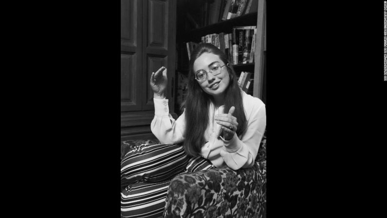 Antes de casarse con Bill Clinton, la hoy candidata demócrata era Hillary Rodham. En esta fotografía aparece en el Wellesley College en Wellesley, Massachusetts. Se graduó en 1969 y fue la encargada de hacer el discurso de graduación. Luego asistió a la Escuela de Leyes de Yale.