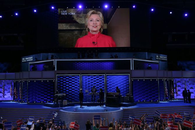 “Qué increíble honor me han dado. No puedo creer que acabamos de hacer una grieta más en ese techo de cristal”, dijo Clinton en un discurso vía satélite en el que añadió: “Quizá yo me convierta en la primera mujer presidenta, pero una de ustedes será la siguiente”.