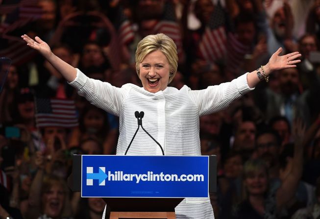 Hillary Clinton rompió una nueva marca este 26 de julio al convertirse en la primera mujer en ser nominada como candidata presidencial de uno de los principales partidos políticos en los 240 años de historia de EE.UU. tras conseguir el número mínimo de delegados de la Convención Nacional Demócrata que se celebra en Filadelfia.