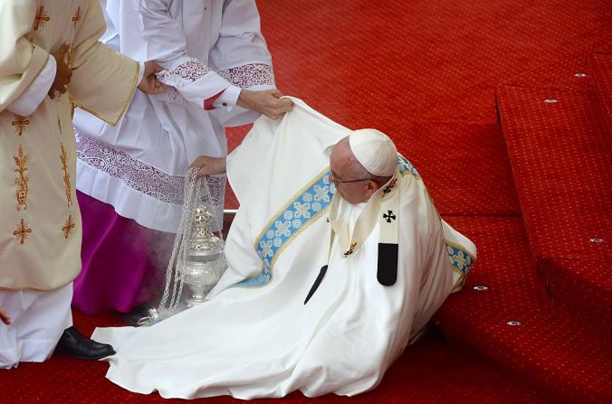 El pontífice recibe ayuda después de caer en unas escaleras durante una misa en el Monasterio de Jasna Gora en Polonia este jueves.