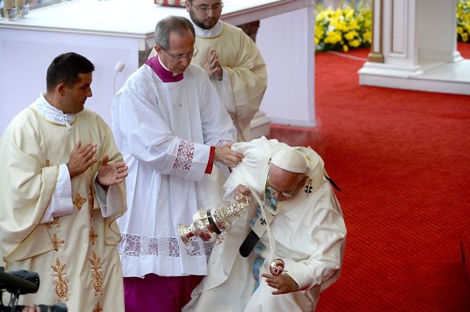 El papa Francisco se tropieza y cae durante una misa masiva en el Monasterio Jasna Gora Monastery en Czestochowa, Polonia. El pontífice está de visita en este país para un festival internacional de la juventud católica con la misión de incentivar políticas abiertas a los inmigrantes.