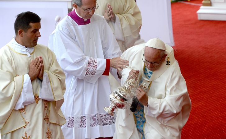 El papa Francisco se tropieza y cae durante una misa masiva en el Monasterio Jasna Gora Monastery en Czestochowa, Polonia. El pontífice está de visita en este país para un festival internacional de la juventud católica con la misión de incentivar políticas abiertas a los inmigrantes.