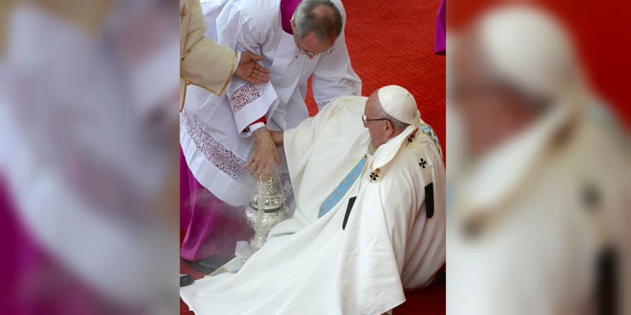 El papa se levantó a los pocos instantes con ayuda de los diáconos.