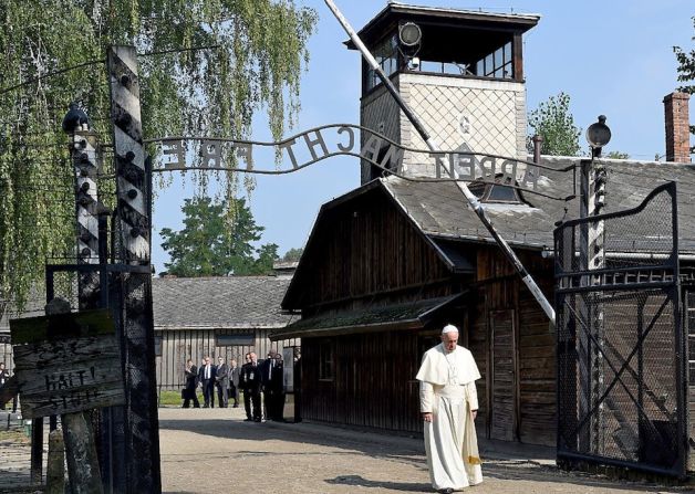 El papa Francisco visitó este viernes el campo de concentración nazi de Auxchwitz, en Polonia (JANEK SKARZYNSKI/AFP/Getty Images).