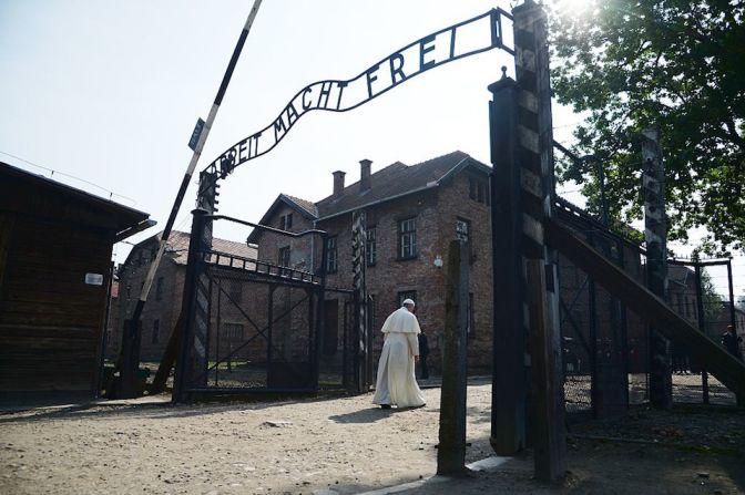 La mañana de este viernes el papa cruzó la conocida entrada del campo, donde está la inscripción "Arbeit macht frei" (El trabajo los hará libres) )(FILIPPO MONTEFORTE/AFP/Getty Images).