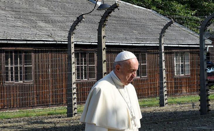 El papa rezó en silencia durante su vista al campo (JANEK SKARZYNSKI/AFP/Getty Images).