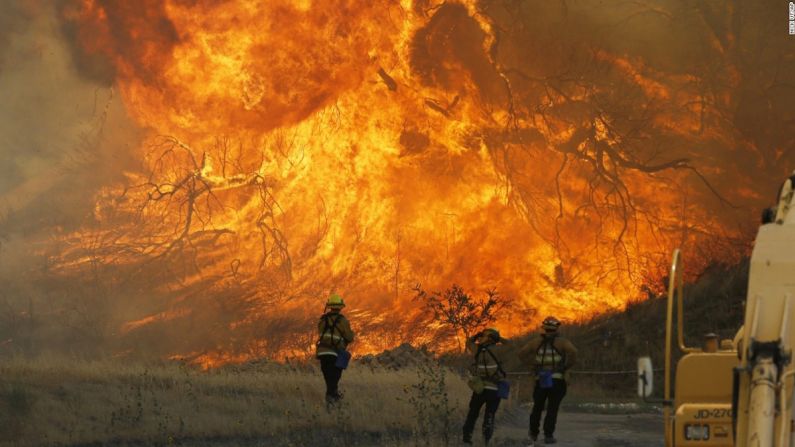 Una persona murió durante un gran incendio que se presentó en Santa Clara, California el 25 de julio. Al menos 18 casas se quemaron 20.000 residentes fueron evacuados según las autoridades. El lunes por la tarde el departamento de bomberos de la ciudad anunció que a la mayoría de los residentes les fue permitido reingresar al área.