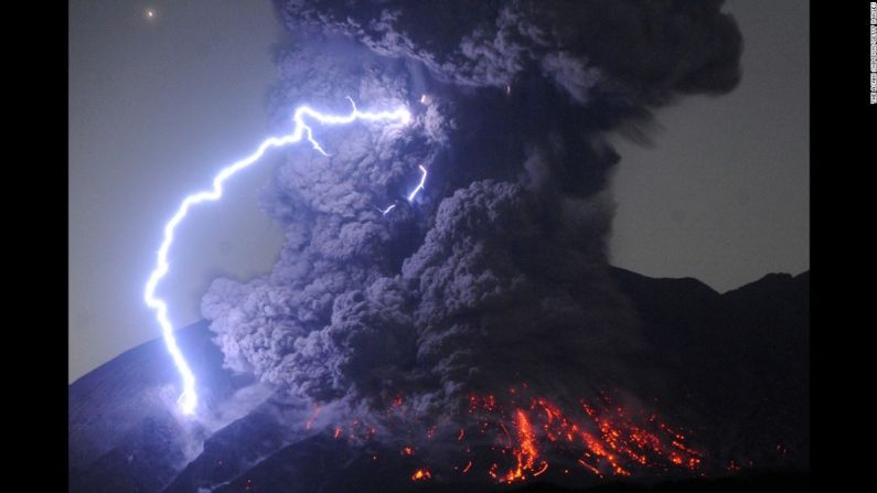 Esta fotografía muestra una tormenta en el monte Sakuraijma mientras un volcán hace erupción en Tarumizu, Japón el martes 26 de julio.