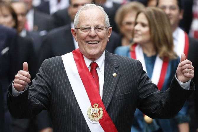 Pedro Pablo Kuczynski tomó juramento este miércoles como el nuevo presidente de Perú. El economista de 77 años, con experiencia en el sector público y privado, recibió la presidencia de parte de Ollanta Humala por el periodo 2016 – 2021. "Quiero una revolución social para mi país. Anhelo que en 5 años Perú sea más moderno, más solidario”, dijo PPK al posesionarse.