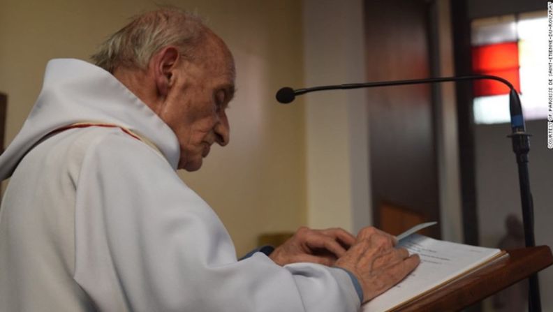 Dos hombres armados tomaron como rehenes a un sacerdote, dos religiosas y dos feligreses en una iglesia de la localidad de St. Etienne de Rouvray, en la región de Normandía al norte de Francia. El sacerdote Jacques Hamel de 86 años murió cuando los atacantes que juraron lealtad a ISIS lo obligaron a arrodillarse antes de cortar su garganta.