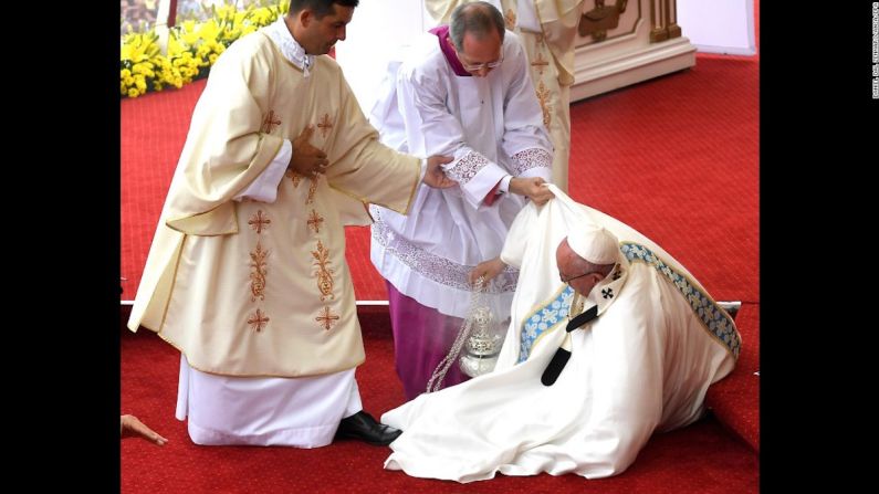 Durante la celebración de una misa en masiva en la ciudad de Czestochowa, Polonia, el papa Francisco se tropezó y cayó al suelo en plena eucaristía. El pontífice recibió ayuda después de caer en las escaleras durante una misa en el Monasterio de Jasna Gora en Polonia este jueves.