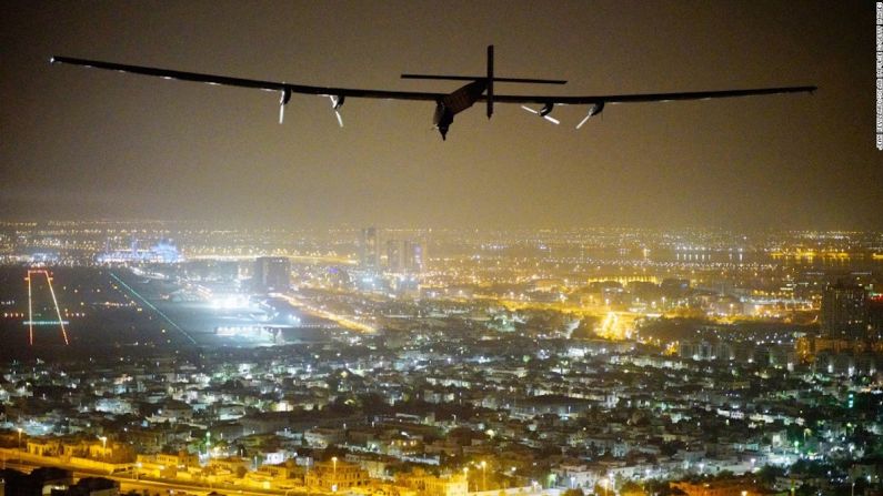 Este martes 26 de julio el Solar Impulse 2, el primer avión impulsado únicamente por energía solar, hizo un histórico aterrizaje en Abu Dabi, completando la vuelta al mundo sin una gota de gasolina. La travesía, que inició en marzo de 2015, fue completada en 17 etapas a través de los 4 continentes por los pilotos suizos Bertrand Piccard y Borschberg Bertrand.