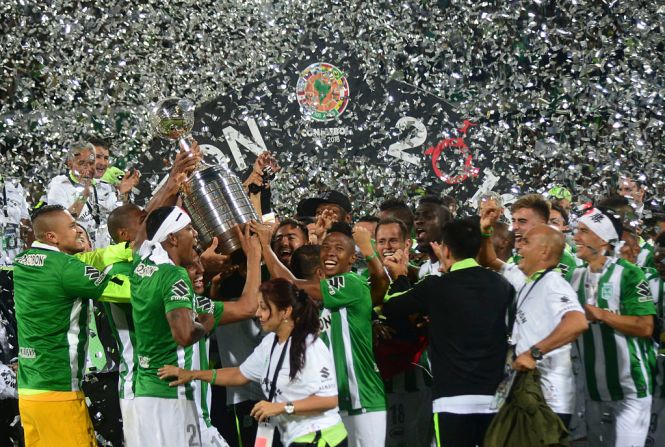 El club colombiano Atlético Nacional se coronó por segunda vez en su historia como el campeón continental al vencer 1-0 a Independiente del Valle de Ecuador este miércoles en el estadio Atanasio Girardot de Medellín. Después de 27 años y siendo el equipo con más títulos en Colombia, el verde volvió a la gloria continental.