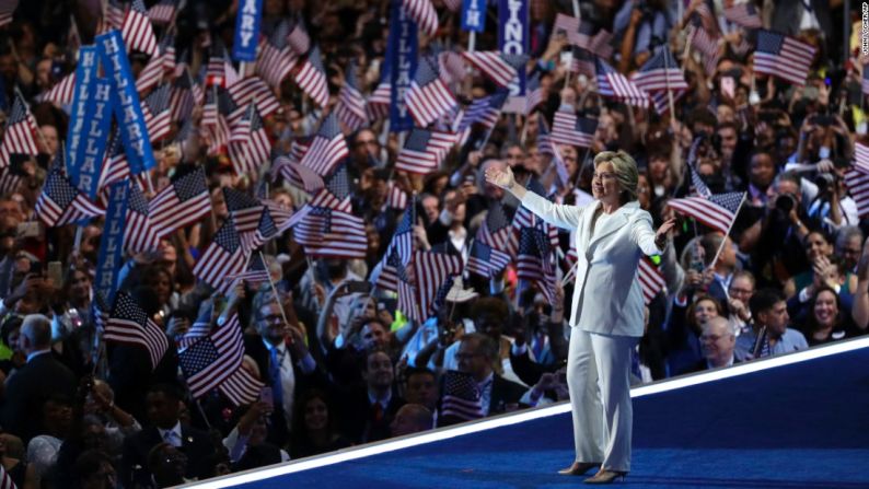 Hillary Clinton hizo historia esta semana al convertirse en la primera mujer en ser candidata a la presidencia de Estados Unidos por uno de los principales partidos políticos de ese país. Este jueves Clinton subió al escenario a aceptar la nominación demócrata luego de recibir el apoyo de prominentes figuras como Bernie Sanders, Joe Biden y el presidente Barack Obama.