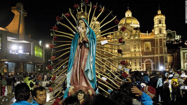 Catolicismo — Nadie adora y tiene tanta devoción a la Virgen María como los mexicanos cuya población católica alcanza el 84%. Nuestra Señora de Guadalupe, la santa patrona de México, es venerada en la Basílica de Guadalupe en Ciudad de México en la celebración anual.