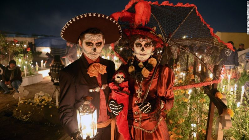 Celebran la muerte — Muchas culturas adoran a los ancestros. ¿Pero quién vuelve esta tradición en una fiesta emocionante? México le da la bienvenida a la muerte el primero de noviembre en una fiesta conocida como ‘El día de los muertos’.